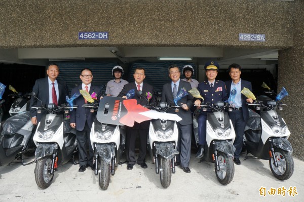 新竹縣政府警察局今天舉行警察節慶祝大會，台灣山葉機車工業公司，捐贈警用機車30輛，警友會則送給每名警察一套休閒服。（記者廖雪茹攝）