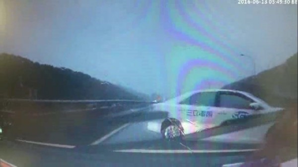 計程車行車紀錄器拍下採訪車打滑失控的過程。（民眾提供）