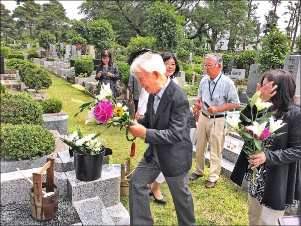 湯德章之子湯聰模在二二八事件六十九年後，經台日友人的協助，終於找到在東京小平市的祖父坂井家墓。（駐日特派員張茂森攝）