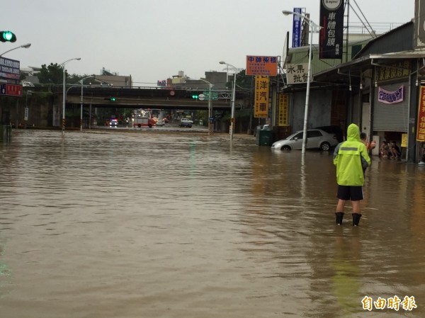 西南氣流持續影響台灣，今南台灣仍有不少地區傳出淹水災情，截至今下午5點，南投、高雄、屏東、花蓮都有測站的日累積雨量超過200毫米。圖為南市中山高太子路涵洞附近汪洋一片。（記者吳俊鋒攝）