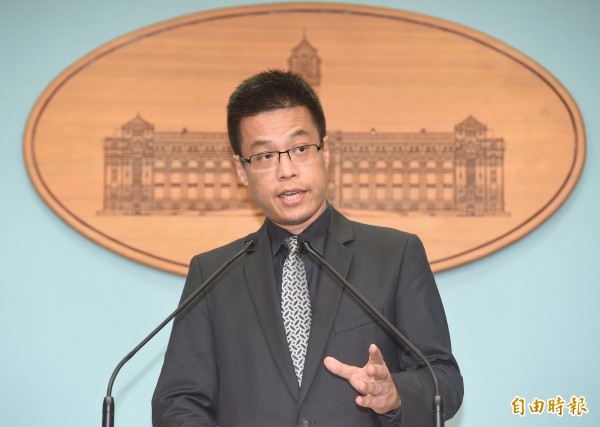 黄重谚重申,总统府对于马英九这次行程的评估与决定,是经过多个相关部会以及专案小组依据国家机密保护法的立法宗旨与目的审慎研议后的结果。(资料照,记者廖振辉摄) 黄重谚重申,总统府对于马英九这次行程的评估与决定,是经过多个相关部会以及专案小组依据国家机密保护法的立法宗旨与目的审慎研议后的结果。(资料照,记者廖振辉摄)