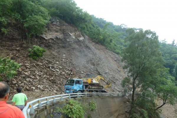 西南風減弱，屏東地區轉為局部短暫陣雨的天氣形態，霧台台24線35Ｋ處今天上午開放單向通車。（屏東縣消防局提供）