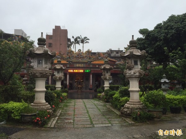 汐止忠順廟主祀「保儀大夫」張巡和許遠，前身為「汐止神社」，祭祀日本北白川宮能久親王。（記者吳政峰攝）　