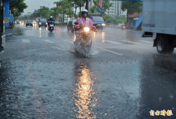 桃園大雷雨直直落，大小車輛行經淹水處濺出大水花。（記者李容萍攝）