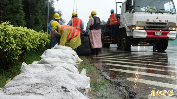今天豪大雨桃园机场立即启动防汛机制。（记者姚介修摄）
