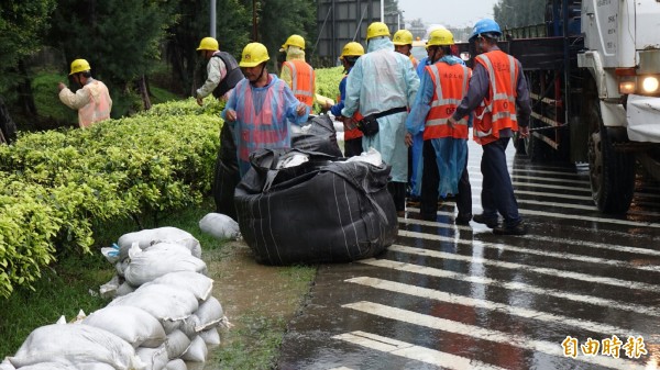 今天豪大雨桃园机场立即启动防汛机制。（记者姚介修摄）