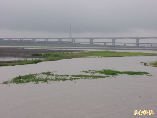 高雄連續降雨，估計民生用水可用到今年8月底，圖為高屏溪流域雨勢。（記者黃旭磊攝）