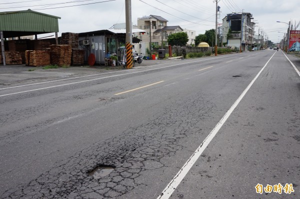 民雄农工至兴中国小路段短短150公尺路段出现近20处破损坑洞。(记者曾迺强摄) 民雄农工至兴中国小路段短短150公尺路段出现近20处破损坑洞。(记者曾迺强摄)