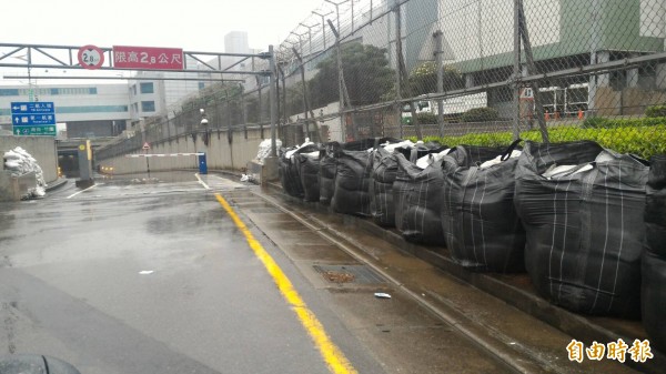 雖然積水已退、航站南路仍然堆置沙包，有備無患。（記者謝武雄攝）