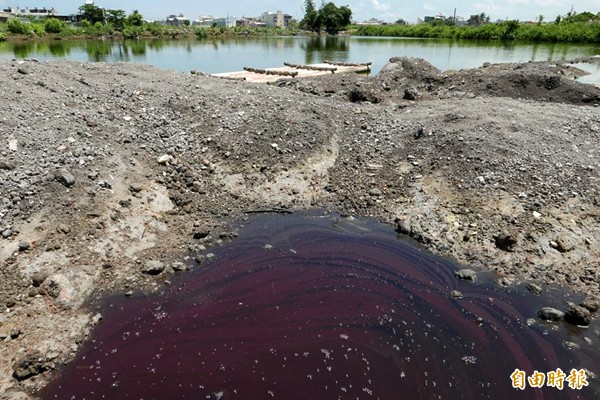 台南市安南區魚塭遭合法業者違法傾倒焚化爐底渣，環團痛批底渣再利用已全面失控。（記者蔡文居攝）