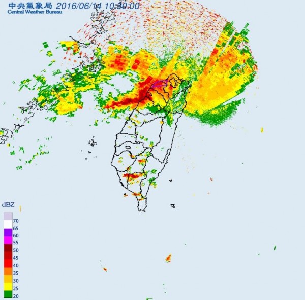 中央氣象局在上午10點20分針對「新北市、桃園市」發布大雷雨即時訊息，持續時間至11點15分止。（圖片取自氣象局）