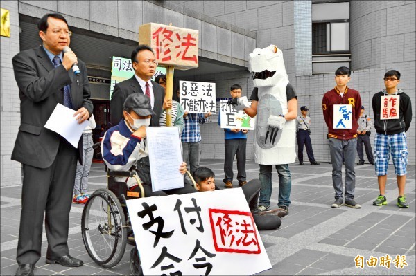 新北一名郭姓老農因沒有收到法院的支付命令通知，中國信託銀行拿著支付命令向法院聲請強制執行拍賣郭的農地，他的農地被賤賣，也沒辦法申請老農津貼，郭農因而打官司求償。（資料照）