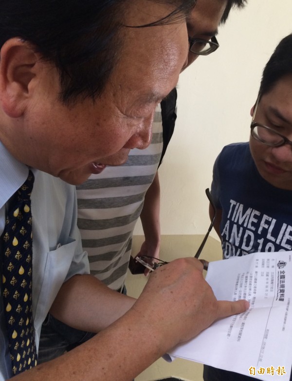 国民党立法院党团书记长林德福出示法条说明。（记者吕伊萱摄）