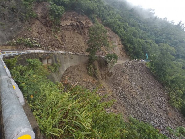 霧台鄉台24線35k再次坍方。（圖由屏東縣消防局提供）