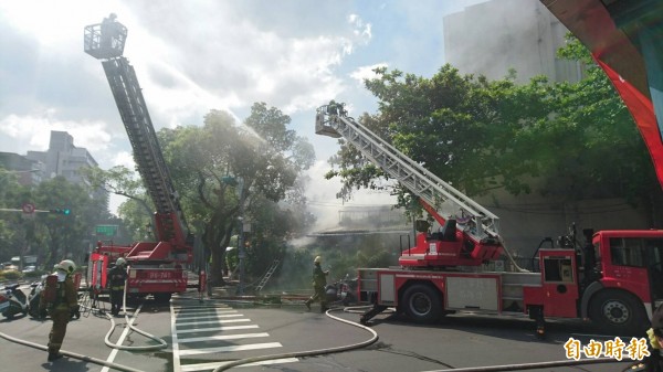 建中職員宿舍今下午2許起火燃燒，警消趕赴救援。（記者王冠仁攝）