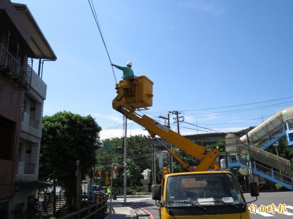 基隆工務處今天清除文明路、湖海路600多公斤的廢纜線。（記者林欣漢攝）