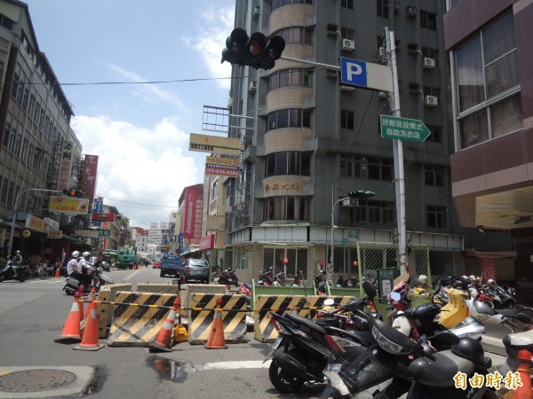 虎尾市區污水下水道工程施工，造成交通不便。（記者廖淑玲攝）