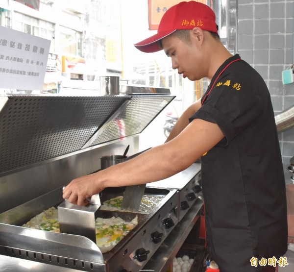陈韡仁为照顾母亲，放弃都市高薪，返乡开小吃店。（记者詹士弘摄）