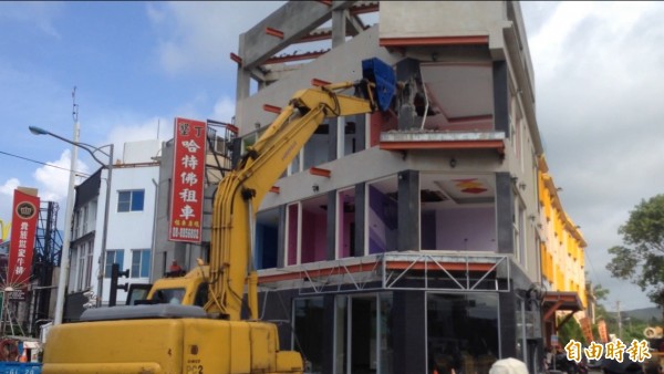 垦管处拆除垦丁里长张昌益违建。（记者蔡宗宪摄）