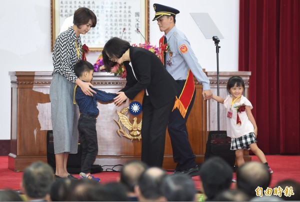 總統蔡英文15日出席警政署警察節慶祝大會，頒獎表揚模範警察，並親切與員警家屬握手問候。（記者劉信德攝）