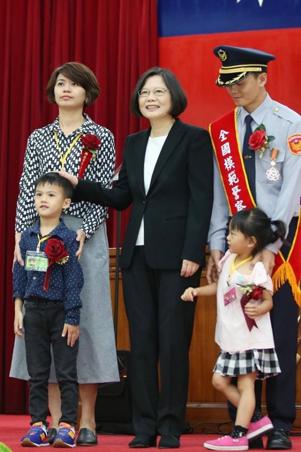 蔡英文除了感謝警察同仁，也感謝警眷家屬們的支持與包容。（圖擷取自蔡英文臉書）