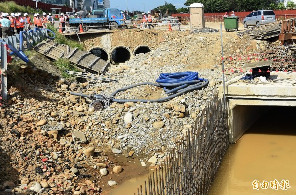 行政院工程會當天公布桃機淹水報告，直指淹水原因主要是「排水系統有大量礫石淤積」、「防水閘門沒關」所導致，不過對於為何有卵礫石卻隻字未提。（資料照片，記者朱沛雄攝）