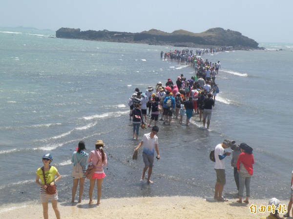 澎湖北寮的「摩西分海」，每逢假日就吸引大批遊客。（資料照，記者劉禹慶攝）