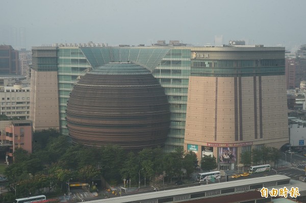 位於北市八德路四段的京華城用地，民國80年從第三種工業區變更為商三區，容積率維持392%，土地翻漲數倍，成為國內工業區變更百貨公司首例。圖為京華城外觀。（記者張嘉明攝）