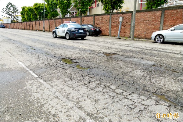 太保市三合路柏油路面坑坑洞洞，用路人嘖有怨言。（記者蔡宗勳攝）