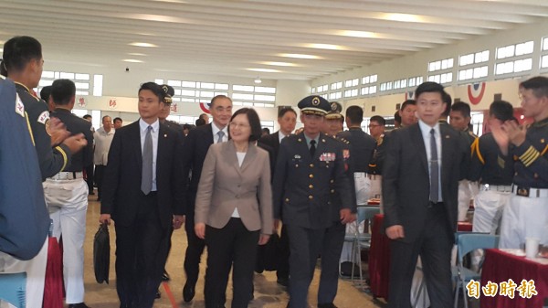 总统蔡英文亲切与学生互动。（记者陈文婵摄）