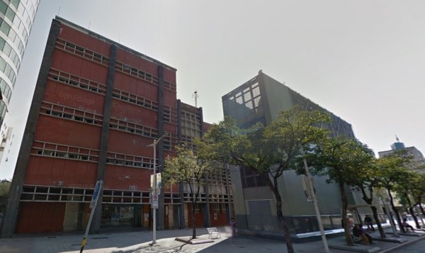 委员希望约四层楼高的通风口可以移置到基地内部，但都发局表示有一定难度。
（翻摄Google地图）