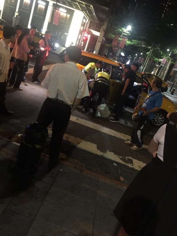 信義分局今晨執行夜店周邊攔檢，並協助爛醉女子搭乘計程車。（記者陳薏云翻攝）