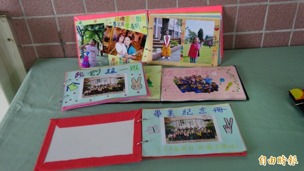 大山国小毕业生自制专属的毕业纪念策，18本都不同。（记者杨金城摄）