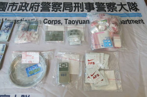 警方破获以沈男为首的贩毒集团，查扣K他命、咖啡包、现金等证物，李姓成员才刺完「天官赐福」就被逮。（记者郑淑婷翻摄）