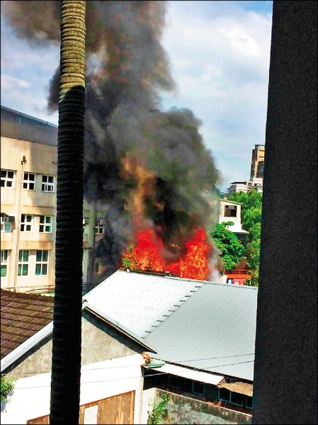 台北市建國中學退休教師宿舍昨火警。（記者王冠仁翻攝）