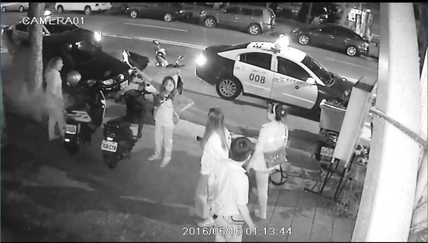 今日凌晨1时许，1名林姓男子因争风吃醋，与另名林姓男子相约在台北市文山区木新路谈判，过程中对空开枪，警方到场后将林男等人带回，厘清案情。（记者姜翔翻摄）