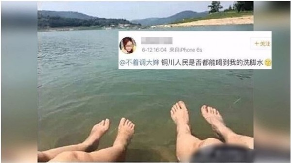 一名中國女子與友人擅闖陝西銅川桃曲坡水庫，竟脫鞋襪在水庫裡「泡腳」，隨後還在微博寫道：「銅川人民是否都能喝到我的洗腳水」，引起眾怒。（圖片擷取自香港經濟日報）