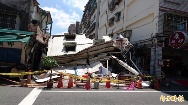 林仁堅一家五口住了超過50年的家，被建商強拆成一片廢墟。（記者黃捷攝）