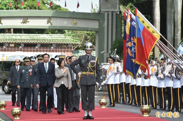 總統蔡英文首次全軍禮校閱學生部隊。（記者張忠義攝）