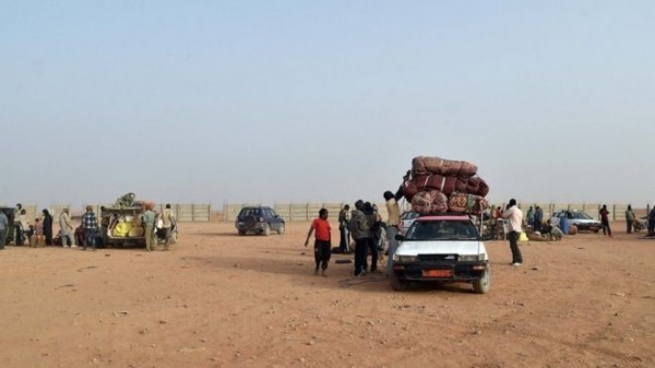 來自西非國家尼日的34名難民，被發現陳屍在尼日接鄰阿爾及利亞國境的小鎮，尼日當局推估，這些難民應是被人蛇集團遺棄而渴死。（圖擷自BBC）