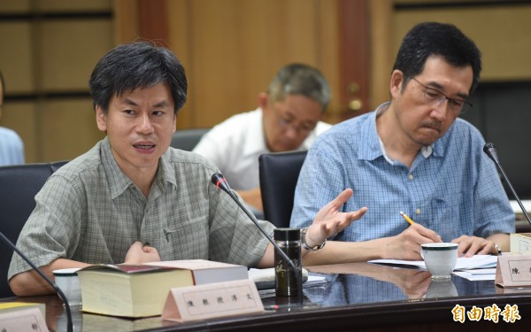 中選會16日舉辦「選舉民意調查有無規制必要性」公聽會,會議由副主委陳文生主持,並邀請陳淳文教授(左)、陳炳宏教授(右)等發表看法。(記者劉信德攝) 中選會16日舉辦「選舉民意調查有無規制必要性」公聽會,會議由副主委陳文生主持,並邀請陳淳文教授(左)、陳炳宏教授(右)等發表看法。(記者劉信德攝)