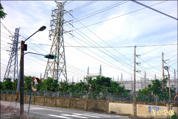 台電位在秀水鄉內的一次變電所，鄉代會要求公所爭取回饋金。（記者劉曉欣攝）