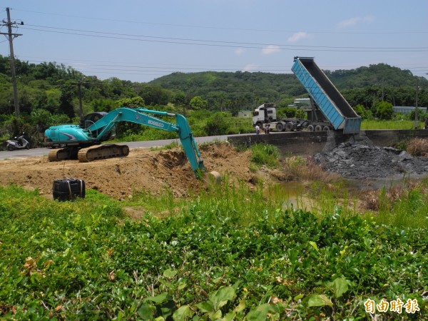 溜池遭填附近居民控訴違法。（記者許展溢攝）