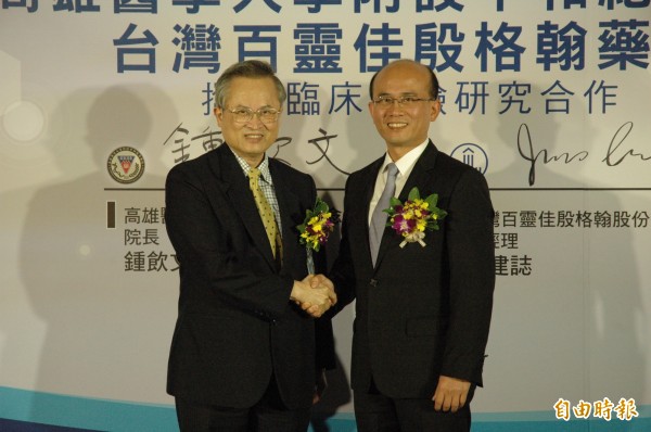 高醫院長鍾飲文（左）與台灣百靈佳殷格翰總經理邱建誌（右）簽署臨床合作備忘錄。（記者方志賢攝）