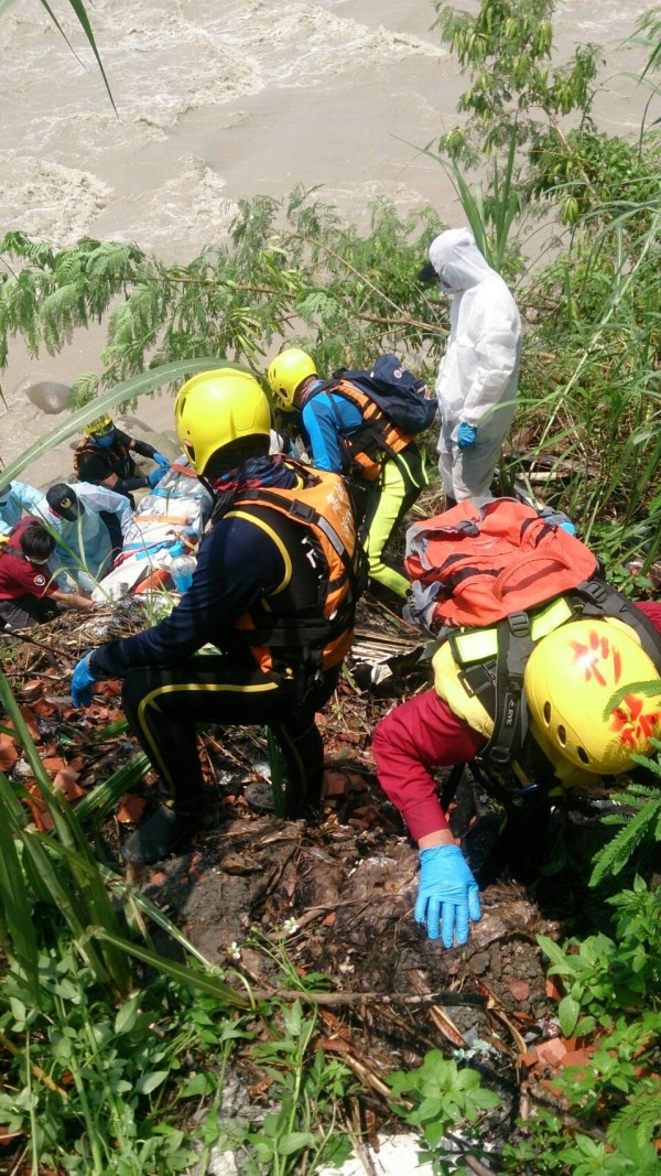 高市消防局第六大隊今天在杉林大橋下游河岸，發現1具女屍。（記者蘇福男翻攝）