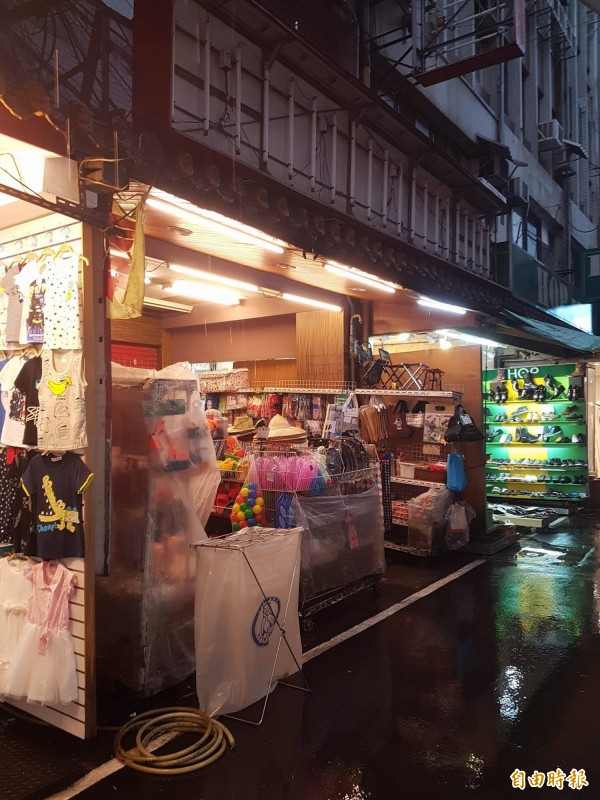 哥哥在饒河街夜市自營雜貨店遭弟弟砍傷4刀。（記者陳薏云攝）