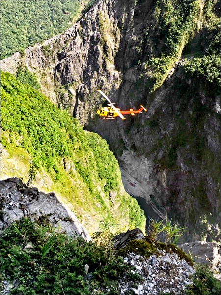 救難人員於昨日下午4時確認李男陳屍於下方山坳處，目前遺體已移動到距離可供吊掛點下方2公尺處，今日將進行吊掛工作。（花蓮縣消防局提供）