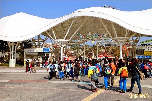 台北市兒童新樂園推好康，暑假期間首辦週一開園，且當天入園免門票。（記者郭逸攝）