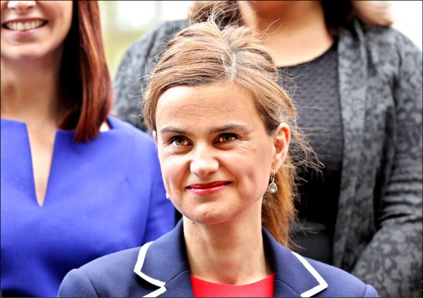 支持留歐的英國工黨國會議員考克斯（Jo Cox），十六日在她的選區伯斯托爾（Birstall）市場街遭一名男子連開三槍再以利刃猛刺攻擊，送醫後不治身亡。（路透）