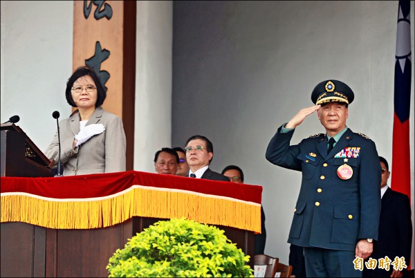 蔡英文總統昨天參加高雄鳳山陸軍軍官學校校慶，總統採右手掌置於左胸前的「扶手禮」向國旗、軍旗致敬。（記者張忠義攝）